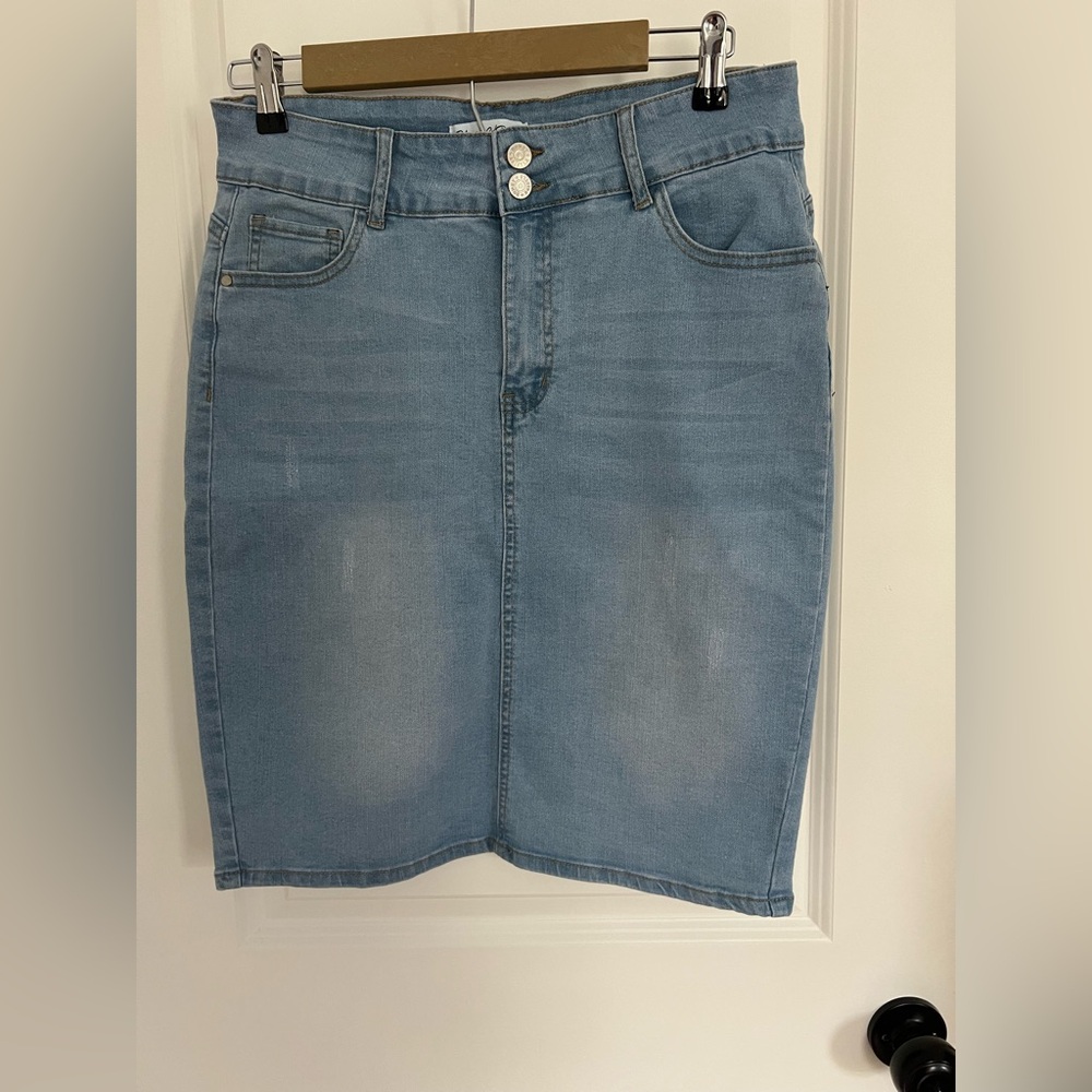 ✨🛍️ 4️⃣ for $2️⃣5️⃣ 💖 Classic Light Blue Denim Skirt
